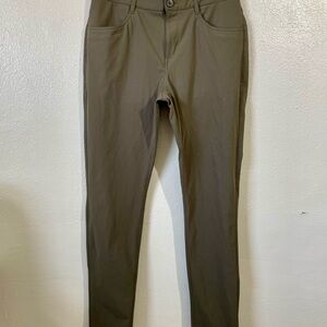 Vuori Mens Meta Pants Size 32 Multi Pocket Logo Stretch Performance Wear Utility
